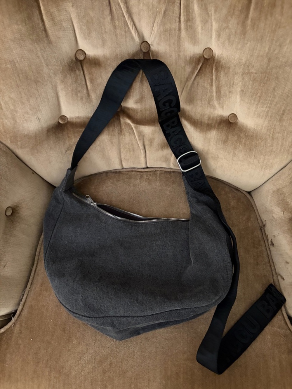 BAGGU MEDIUM CRESCENT WASHED DENIM